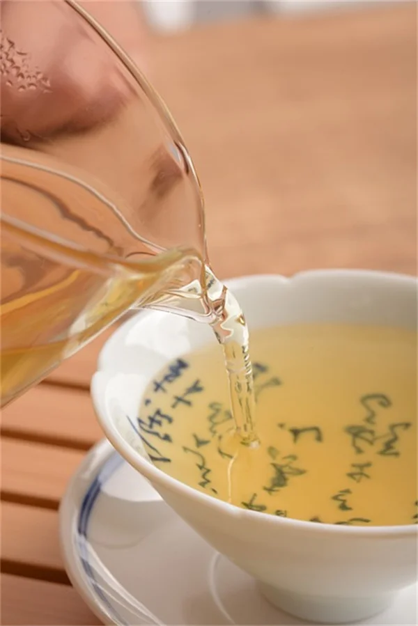 冬の庭、枯れ茎を残すだけでミツバチが越冬できる理由